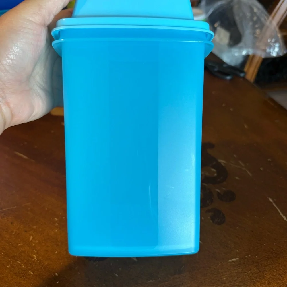 Tupperware Pick A Deli 2 Liter - Picture 3 of 4